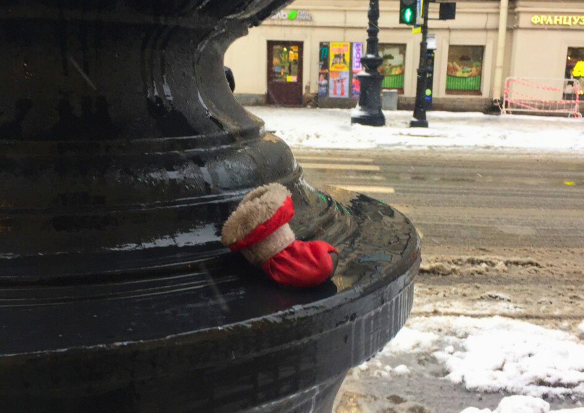 Золушка с хвостиком бежала, красную туфельку потеряла. Заодно обратите внимание на заднем плане на «погодные удовольствия», почему Золушка с хвостиком гуляла в «туфельках»: снежная каша, грязь, жижа, соль.