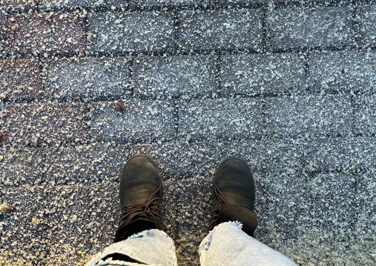 Идём на прогулку. Белая «крупа» под ногами – это соль.