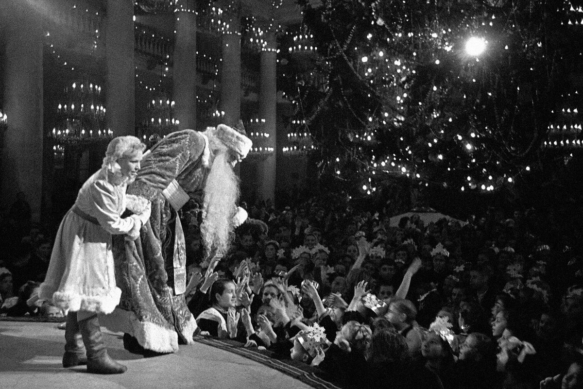    Дед Мороз и снегурочка на Новогоднем представлении в Колонном зале Дома Союзов. Москва, 1949 год./РИА Новости