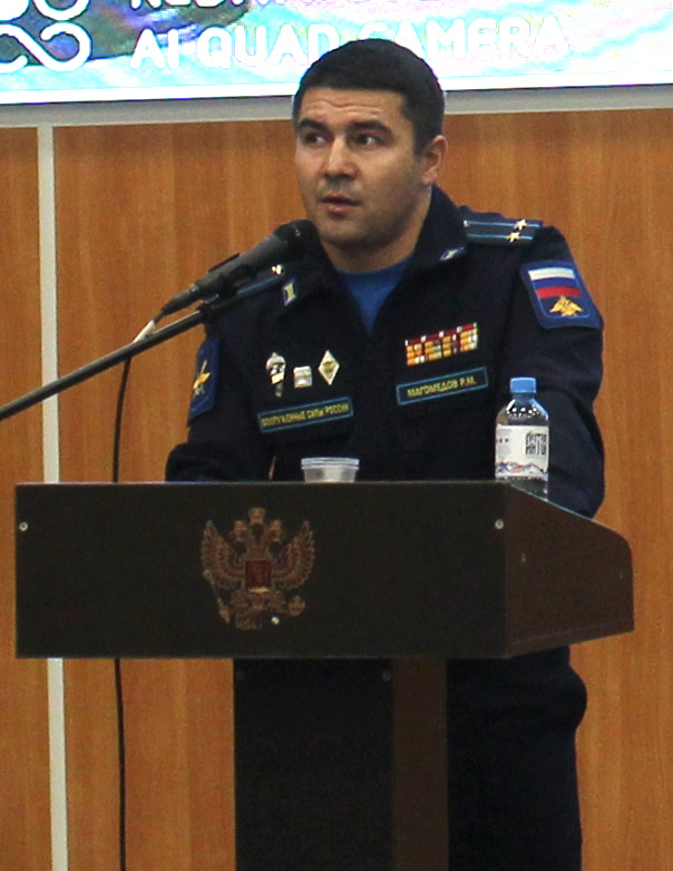 Перед собравшимися выступает Рустам Магомедов