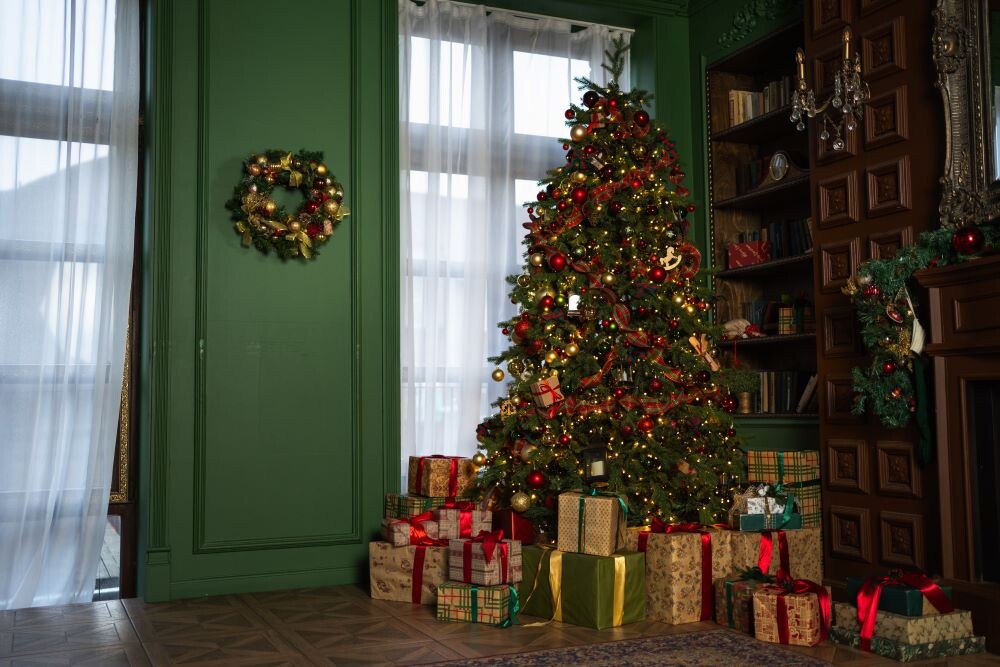 Новогодняя елка в загородном доме