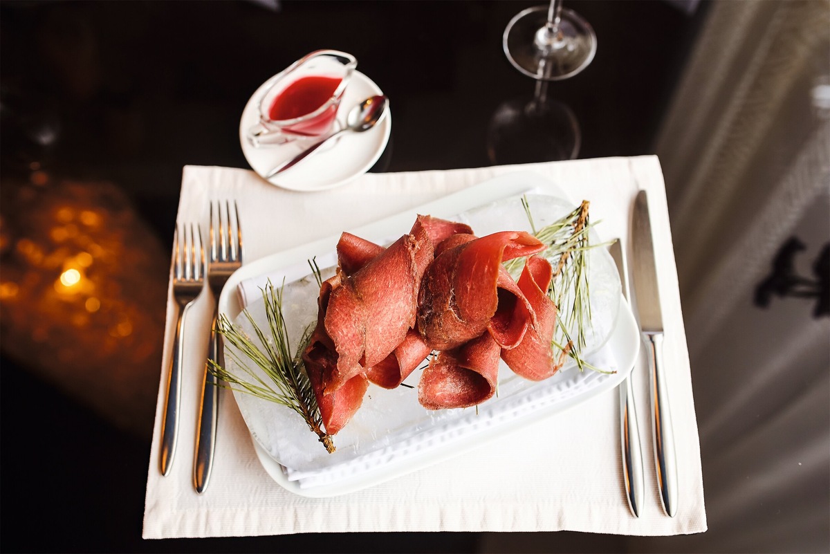 Традиционно для сибирской кухни в меню много мяса и рыбы