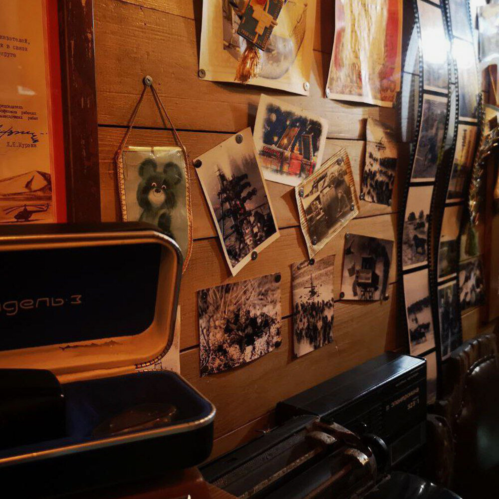 Ресторан оформлен в виде вагончика советских геологов эпохи нефтяного освоения края. Фото: Алина Краснова