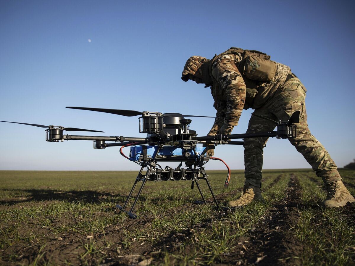    Украинский военнослужащий готовится к запуску ударного беспилотника | © AP Photo / Roman Chop