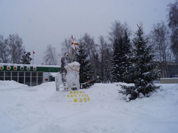 Время выбрало нас: курсанты Академгородка соревновались в лепке снежных скульптур