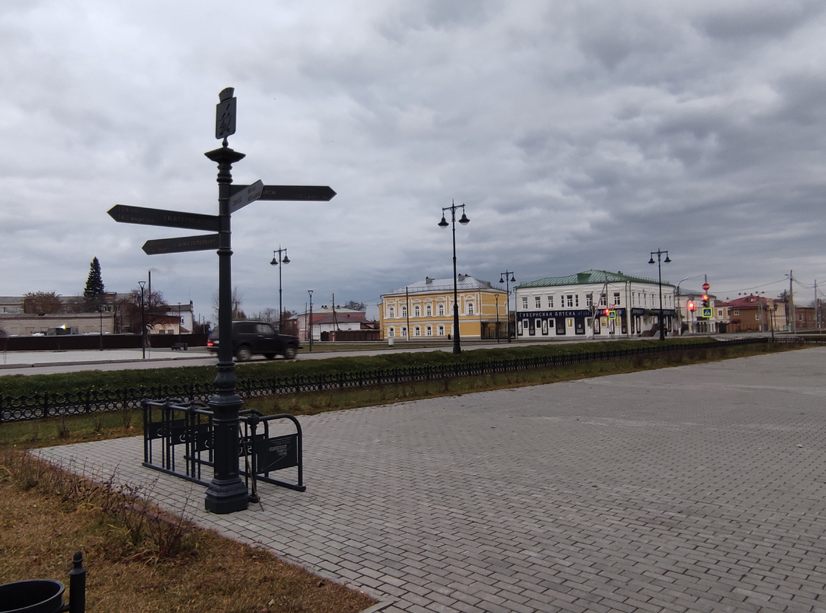 Вид на центральную площадь со старинными зданиями