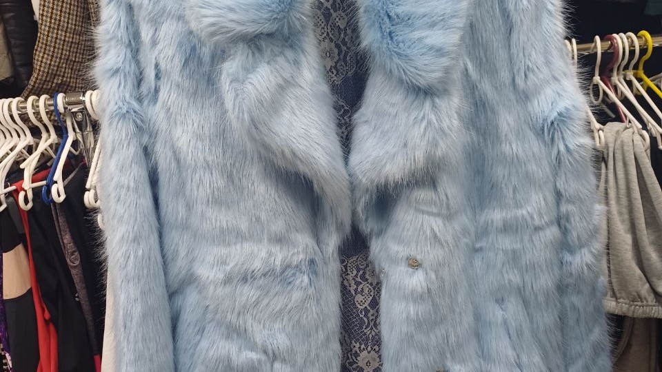 Смотрю верхнюю одежду на зиму в секонд хенде.Нашла себе хорошую курточку