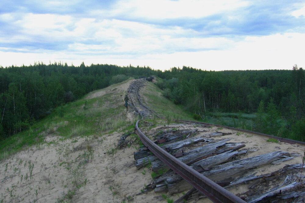Из-за вечной мерзлоты железнодорожные рельсы деформировались. Фото: ru: Участник:ComIntern / Wikimedia