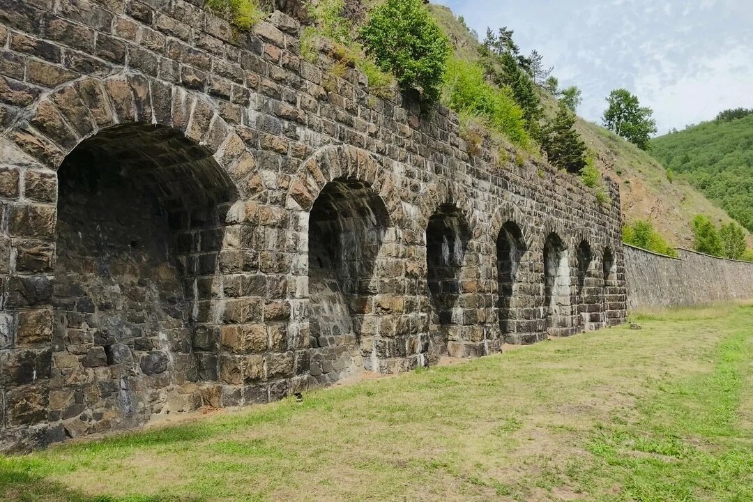«Итальянскую стенку» построили, чтобы защитить железную дорогу от обвалов и лавин, укрепить скалы и сделать путь безопасным для поездов. Фото: isat_win_alex / Яндекс Карты