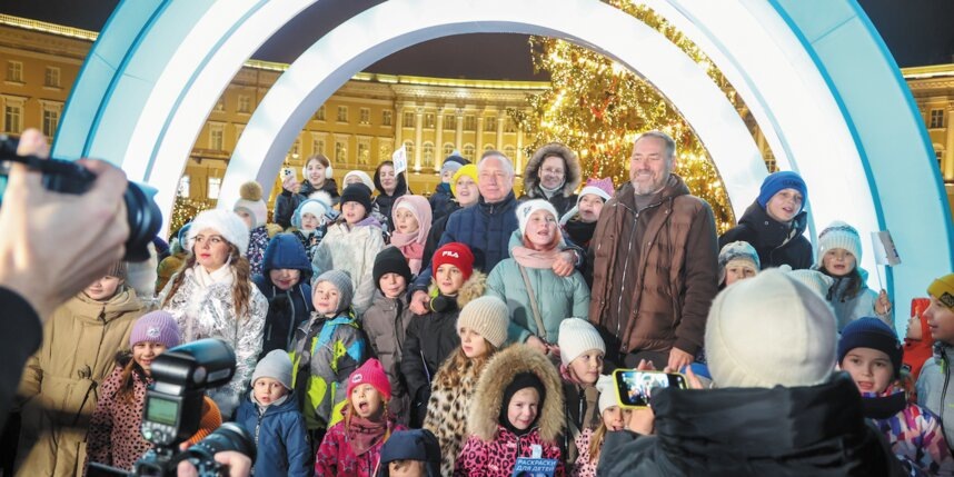    Дворцовая площадь традиционно стала центром праздника. Все фото: gov.spb.ru, Metro