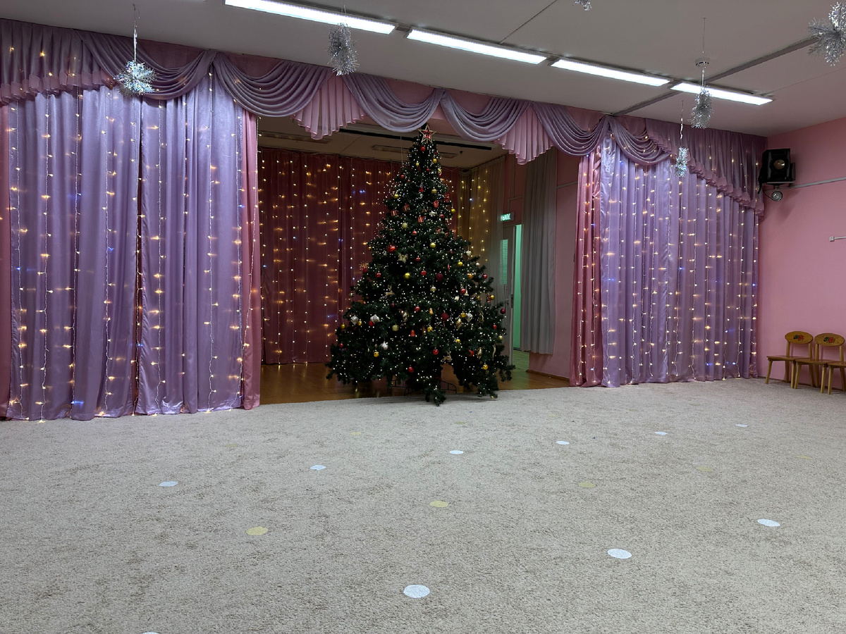 Вот так красиво украсили зал в нашем садике. 