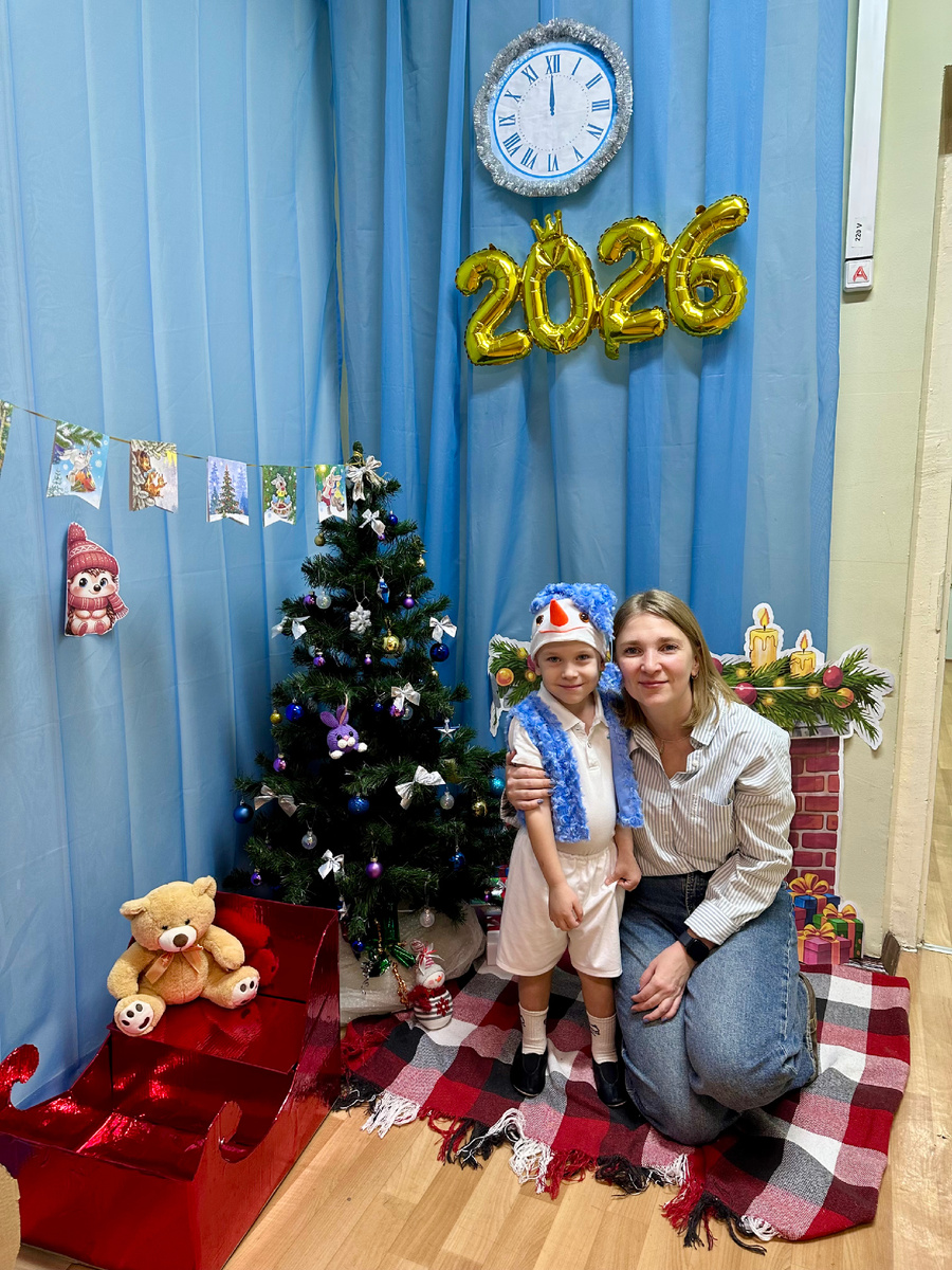 Воспитатели декорировали уголок для фото в фойе. 