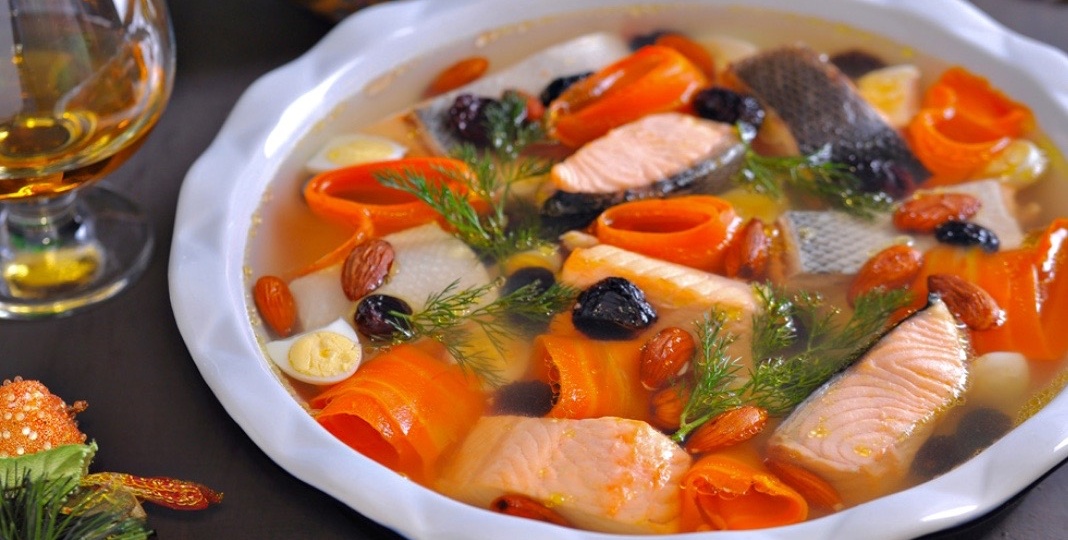 Моя заливная рыба, совсем даже не гадость. Да и остальные закуски - просто огонь. Вкуснота необычайная.