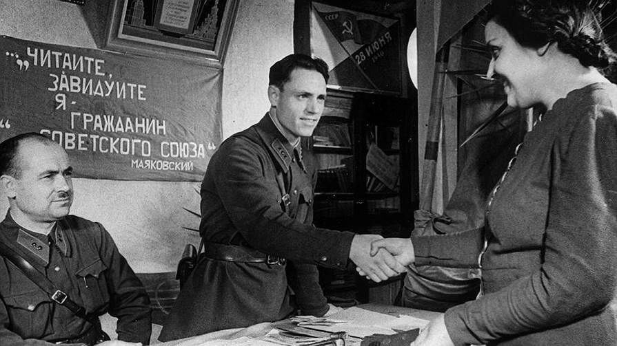 Выдача паспортов советским гражданам