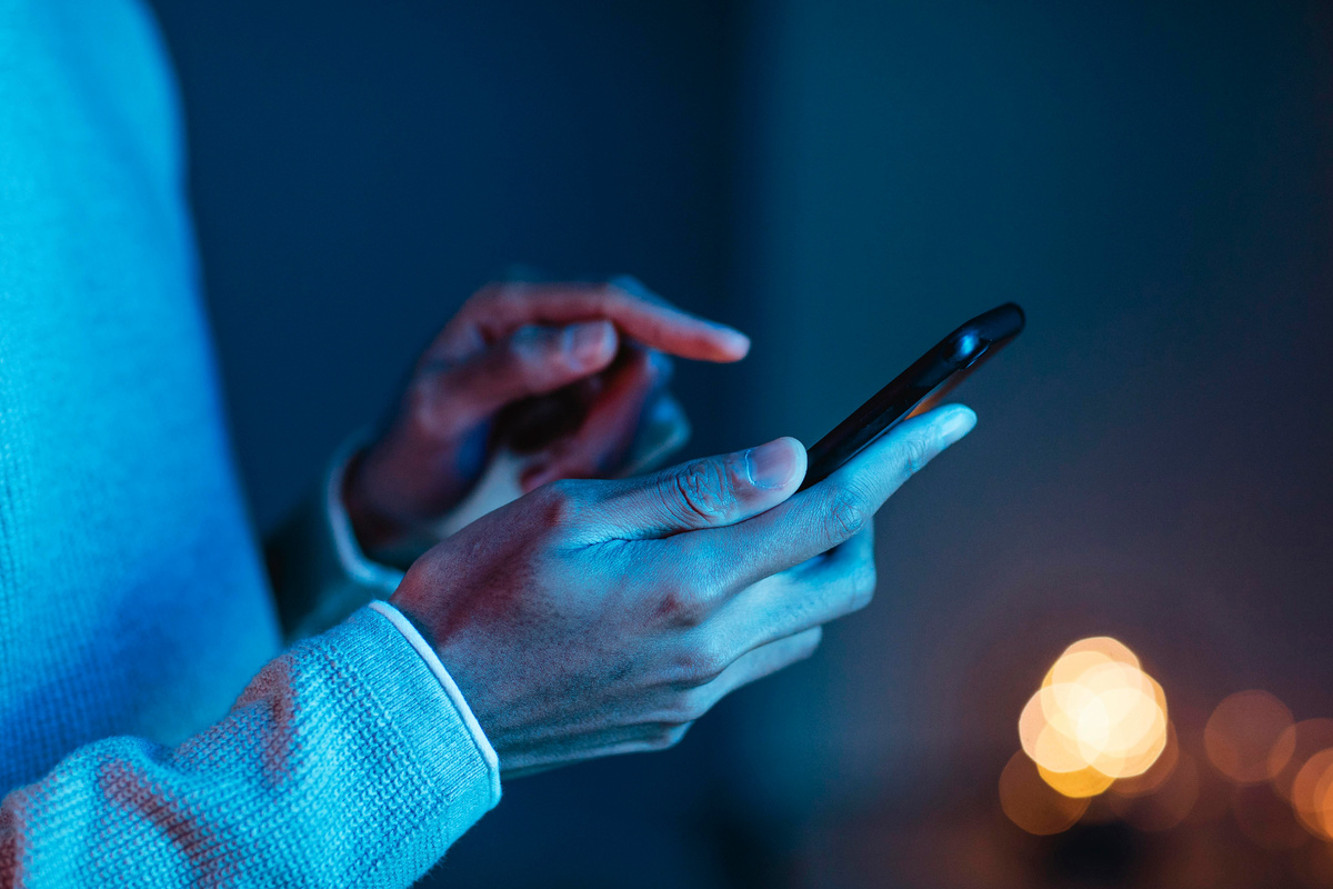 источник фото: https://ru.freepik.com/free-photo/side-view-man-using-smartphone_11631591.htm#fromView=search&page=1&position=8&uuid=7248458c-96d4-4a78-b685-3d7845448c6e&query=%D1%82%D0%B5%D0%BB%D0%B5%D1%84%D0%BE%D0%BD