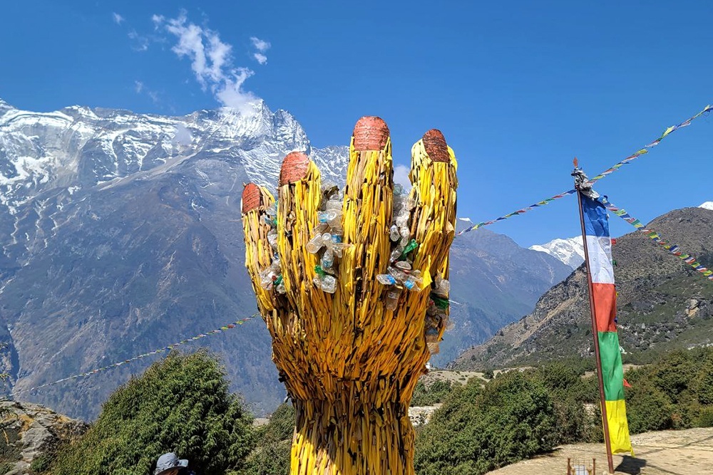    Инсталляция перед центром Sagarmatha Next. Символизирует мусор, который люди приносят и оставляют у Эвереста. Сделано из оставленных туристами отходов. / Фото: Олег Кирьянов/РГ
