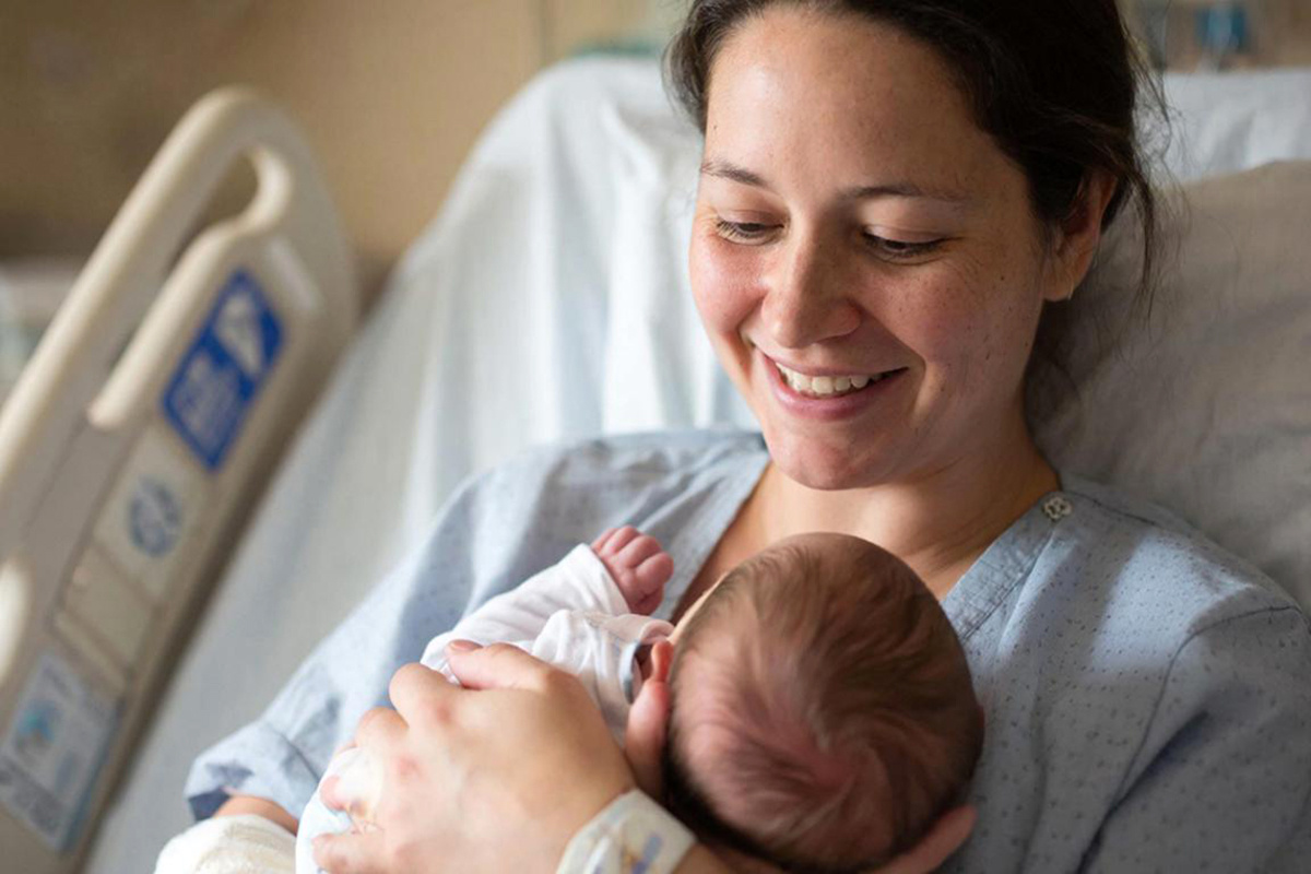 Семье вручили четыре подарочных набора для младенцев.  Фото: Изображение сгенерировано с помощью ИИ / Светлана Возмилова