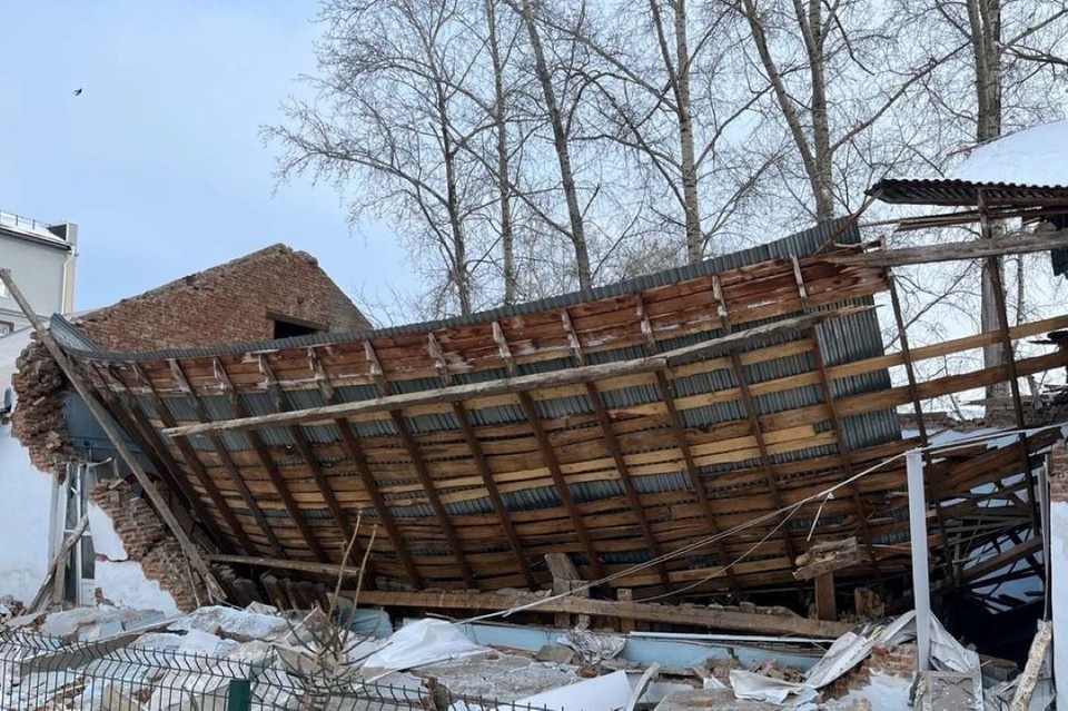    Председатель СК потребовал отчёта о расследовании после того, как в аварийном здании рухнули стена и потолок. Фото: пресс-служба прокуратуры по Новосибирской области