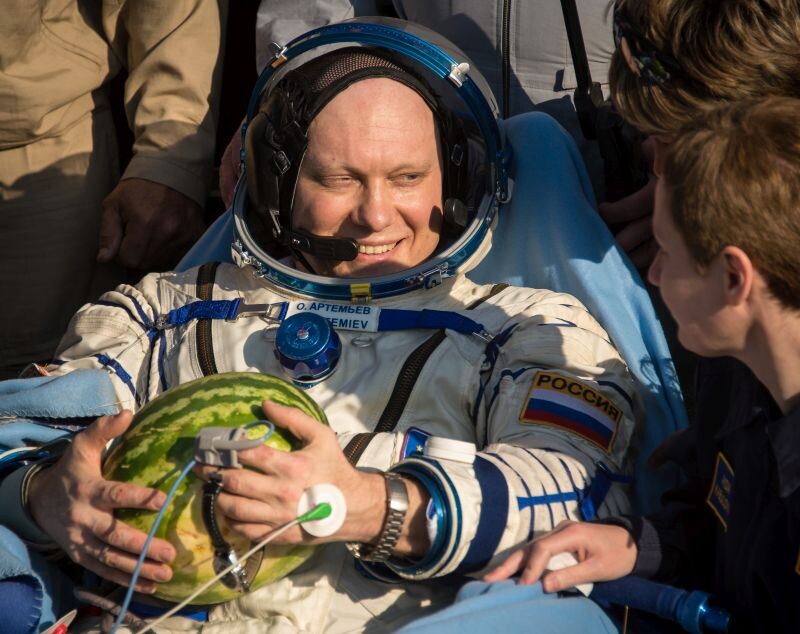 О.Г. Артемьев на месте посадки корабля «Союз ТМА-12М». 11 сентября 2014 г. Из личного архива И.А. Маринина