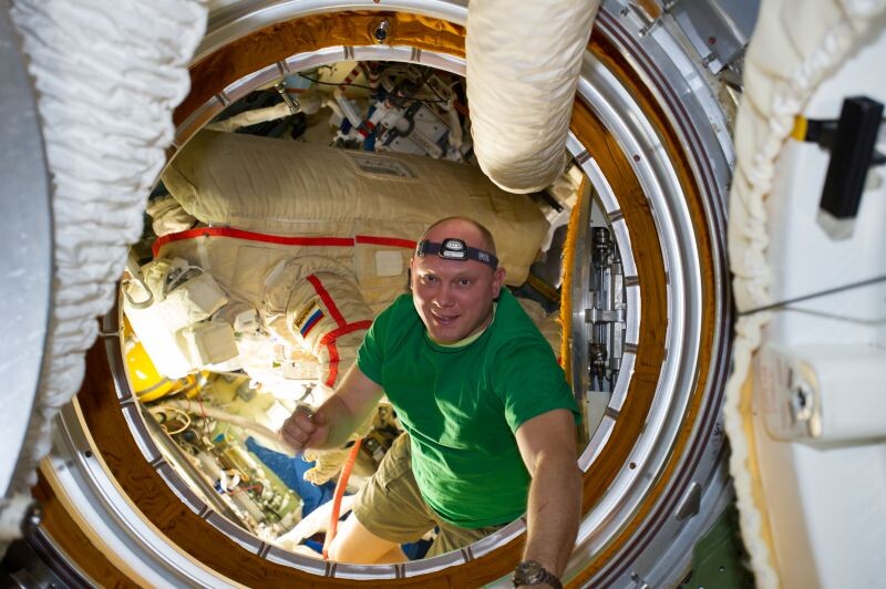 О.Г. Артемьев готовится к выходу в открытый космос. 17 июня 2014 г. Из личного архива И.А. Маринина