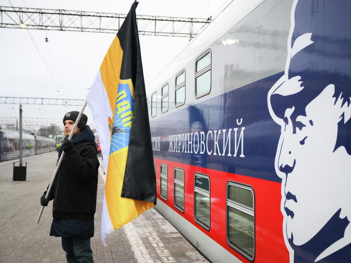    Тематический поезд с вагоном "Россия. Жириновский" в честь 80-летия Владимира Жириновского, следующий по маршруту Москва – Адлер, на Казанском вокзале в Москве | © РИА Новости / Пелагия Тихонова