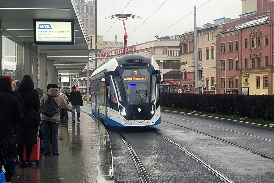 Трамвайный вагон «Львёнок-Москва» у трёх вокзалов на маршруте Т1.
Фото А. Печуриной