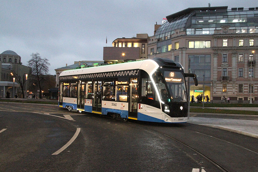 Ещё совсем недавно новые пути для диаметрального маршрута обкатывались его укороченной версией — трамваями маршрута №90. Теперь это уже история!
Фото А. Мясникова

