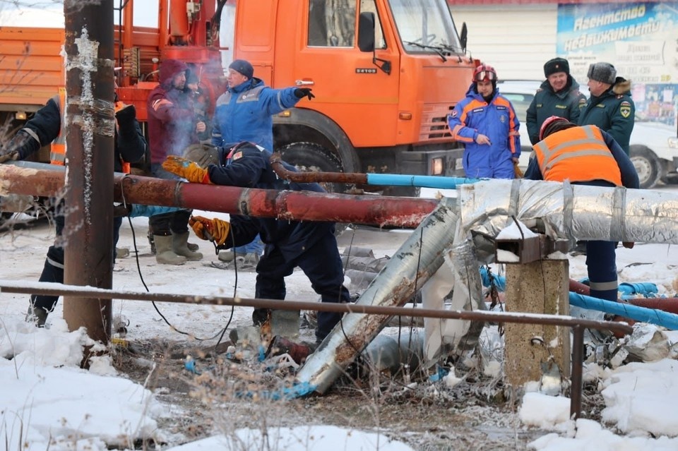    В 4 многоквартирных дома, школу и дом культуры тепло уже вернули. Фото: vk.com/id463727758
