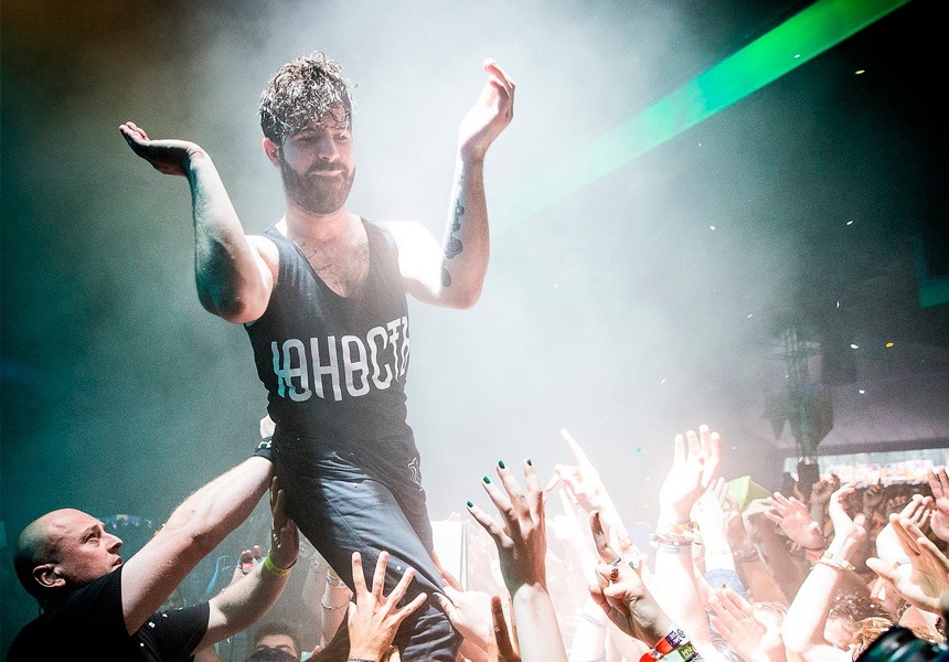 Вокалист группы «Foals» в майке бренда «Волчок».