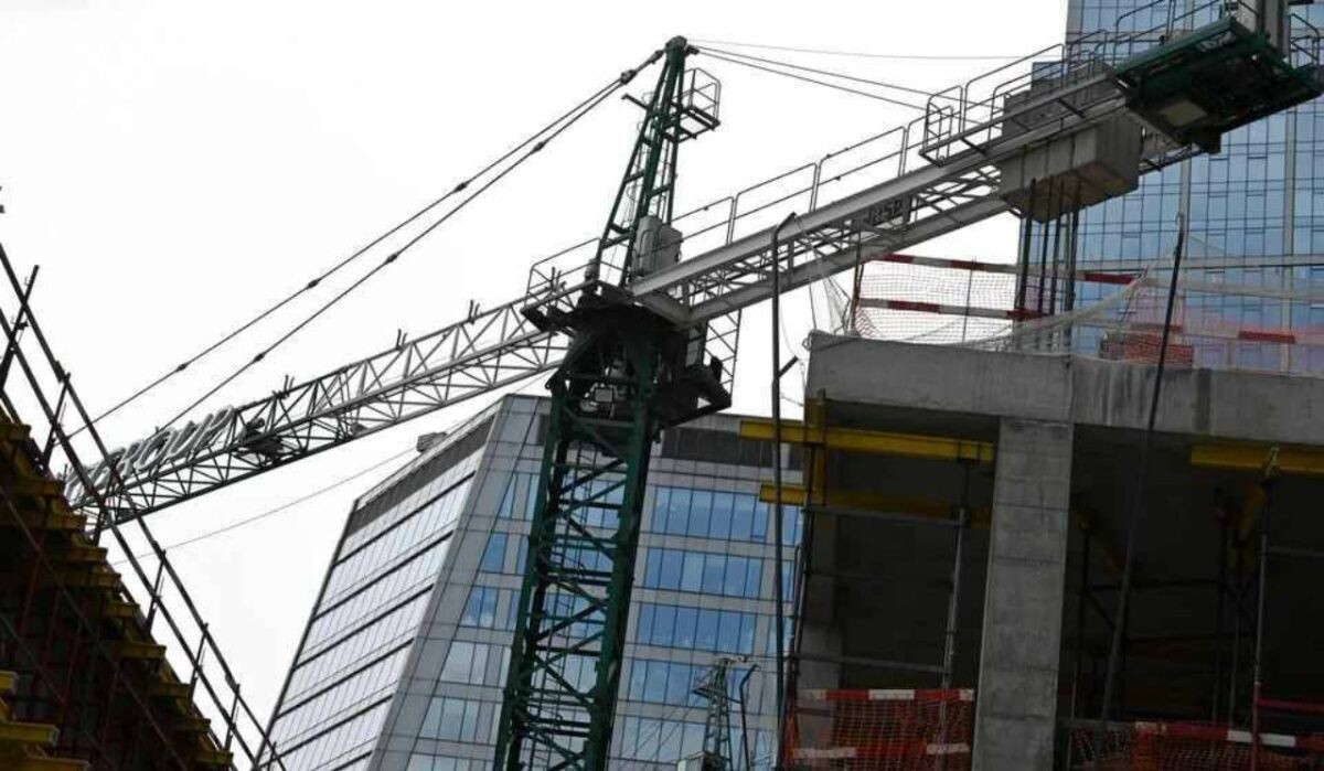     Строительство дома. Источник: omsk.kp.ru Автор фото: Евгения Гусева