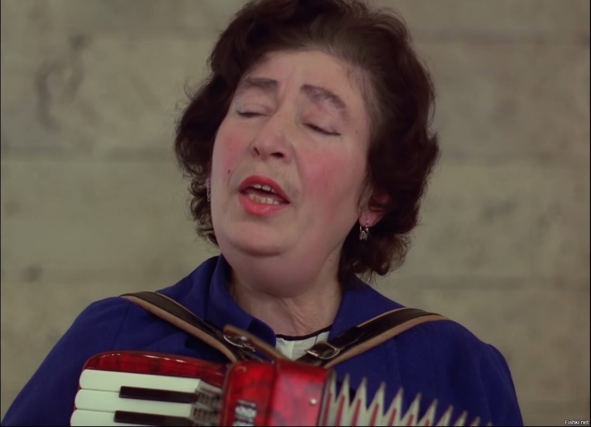 Чулпан Валишина в роли ресторанной певицы в фильме "Афоня"