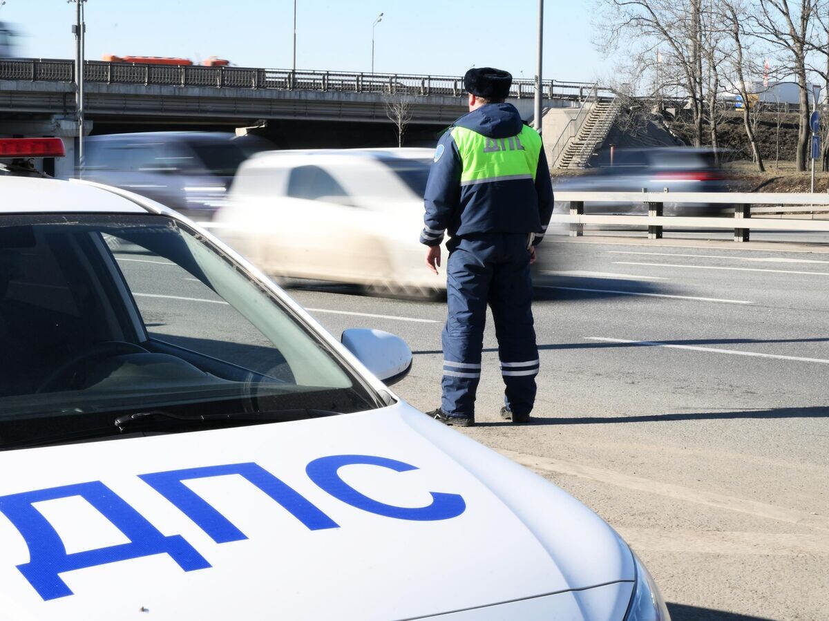    Сотрудник Госавтоинспекции останавливает автомобиль | © РИА Новости / Григорий Сысоев