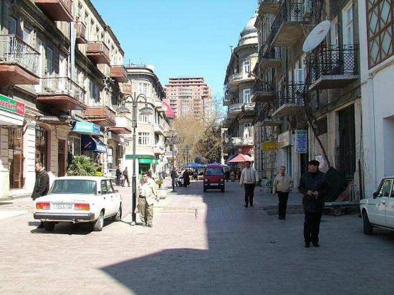 Улица Гоголя, 2000-е. Впереди перекресток с Торговой, справа — кусочек Русской Драмы, а  выше, за кадром, — окна бабушкиной детской, откуда она наблюдала за уличными торговцами