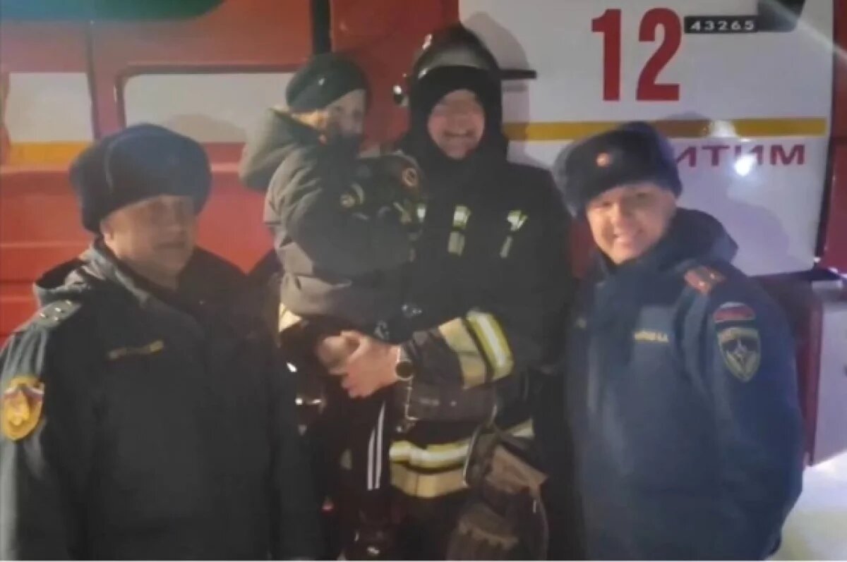    Под Новосибирском спасенному ребенку подарили мишку-спасателя после пожара