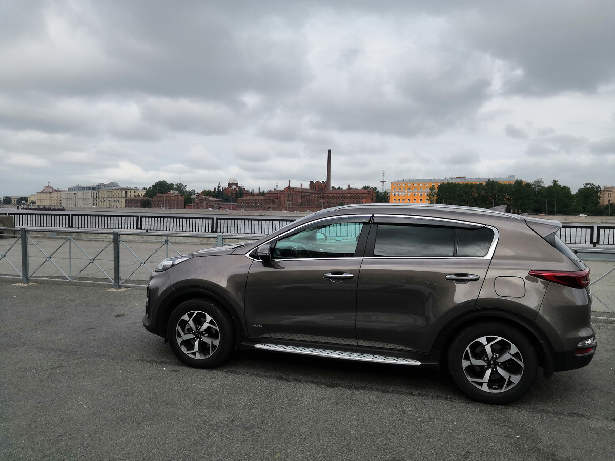 Воскресенская набережная. На противоположном берегу знаменитые "Кресты" - уже бывший тюремный комплекс, состоящий из двух пятиэтажных корпусов, которые построены в виде крестов.