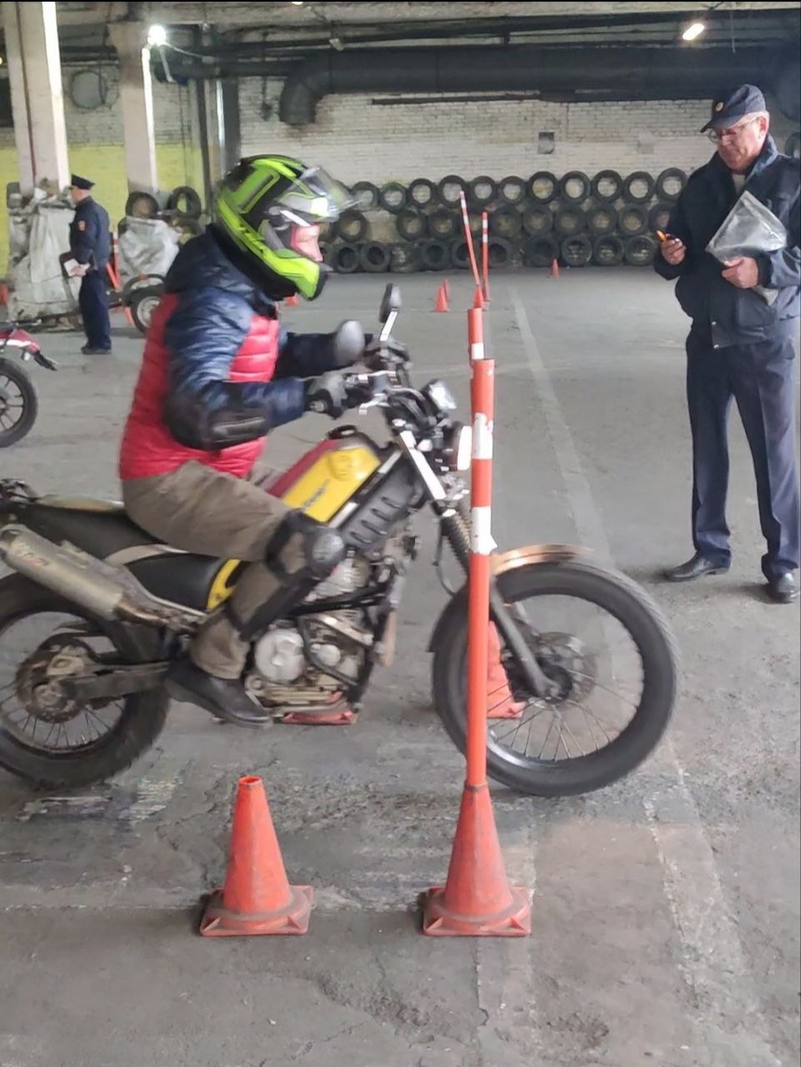 Экзамен по вождению мотоцикла. Зимняя площадка ГАИ. г. Санкт-Петербург