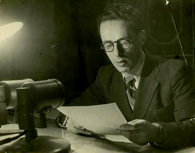 Диктор Всесоюзного радио Юрий Левитан зачитывает Акт о безоговорочной капитуляции Германии