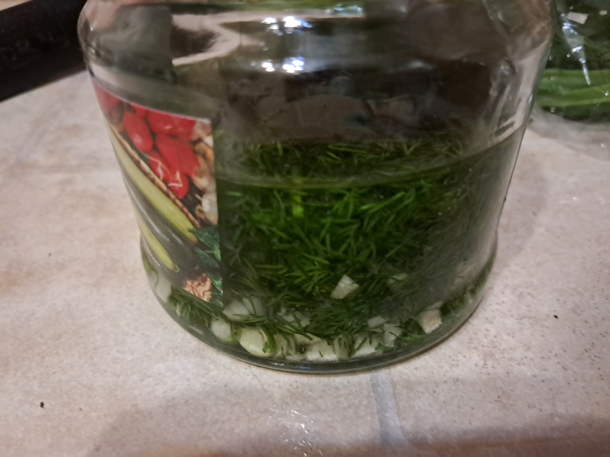 Беру небольшую стеклянную баночку .