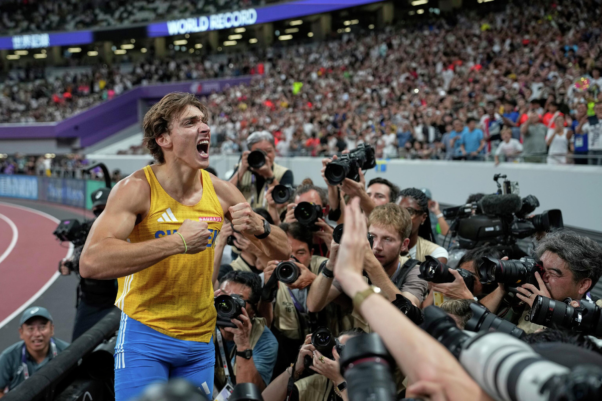 Шведский спортсмен Арман Дюплантис после успешного преодоления планки и установления мирового рекорда на чемпионате мира по легкой атлетике в Токио.