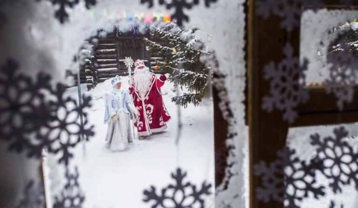     Дед Мороз и Снегурочка. Источник: rbc.ru Автор фото: Дмитрий Феоктистов / ТАСС