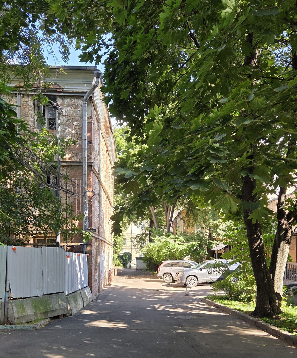 Хитровский переулок, 3/1с2 — Усадьба Лопухиных-Волконских-Кирьяковых XVIII-XX вв.