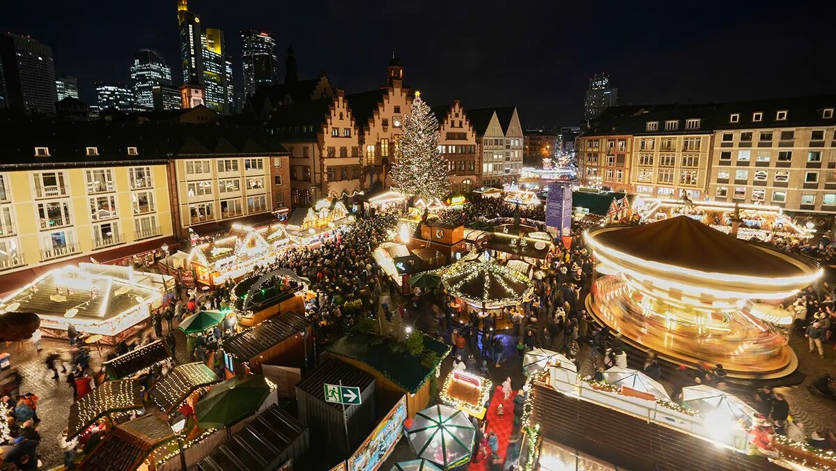   Michael Probst / AP- Рождественская ярмарка во Франкфурте-на-Майне. Германия, 24 ноября 2025 года