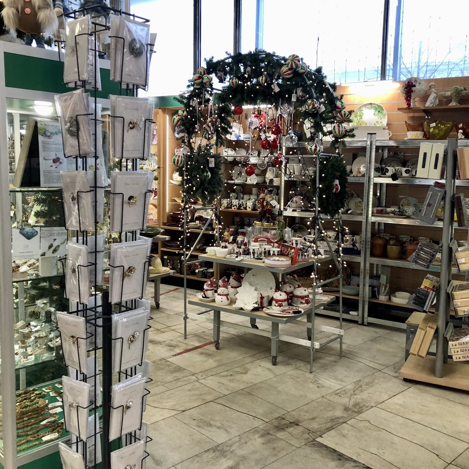 В книжном есть и книги. 