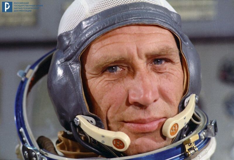 Член экипажа космического корабля «Союз-15» космонавт Л.С. Демин Л.С. в скафандре. Звездный городок, 1974 г. РГАНТД. Арх. № 0-3759 цв.