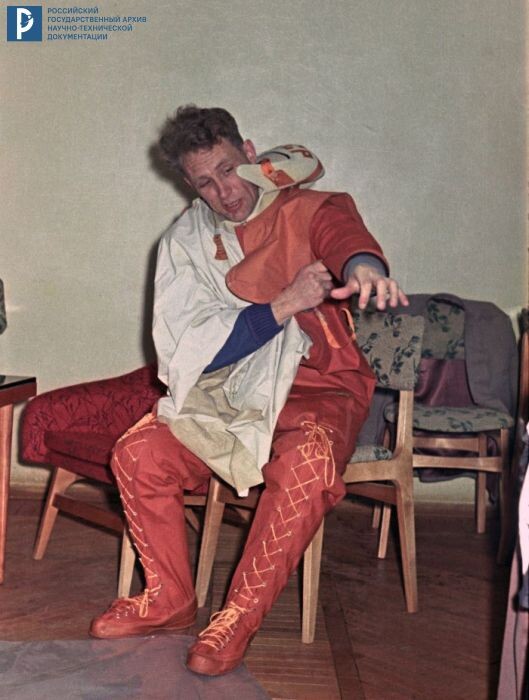 Предполетная подготовка летчика-космонавта Л.С. Демина. На снимке: Л.С. Демин во время примерки гидрокостюма. 1974 г. РГАНТД. Арх. № 0-140 цв.