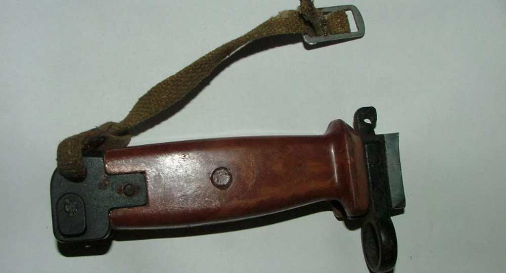 Почему советский штык-нож от АК ломался при падении на бетон. Брак производства или рассчет инженеров