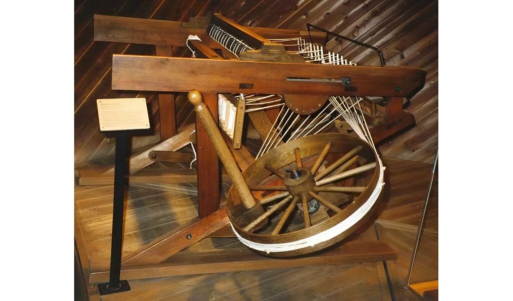 1764 год: Джеймс Харгривс изобрел машину «Прялка Дженни» (Spinning Jenny), которая вращала одновременно 8 шпинделей (позже — более 100). Материал взят с сайта https://ru.wikipedia.org