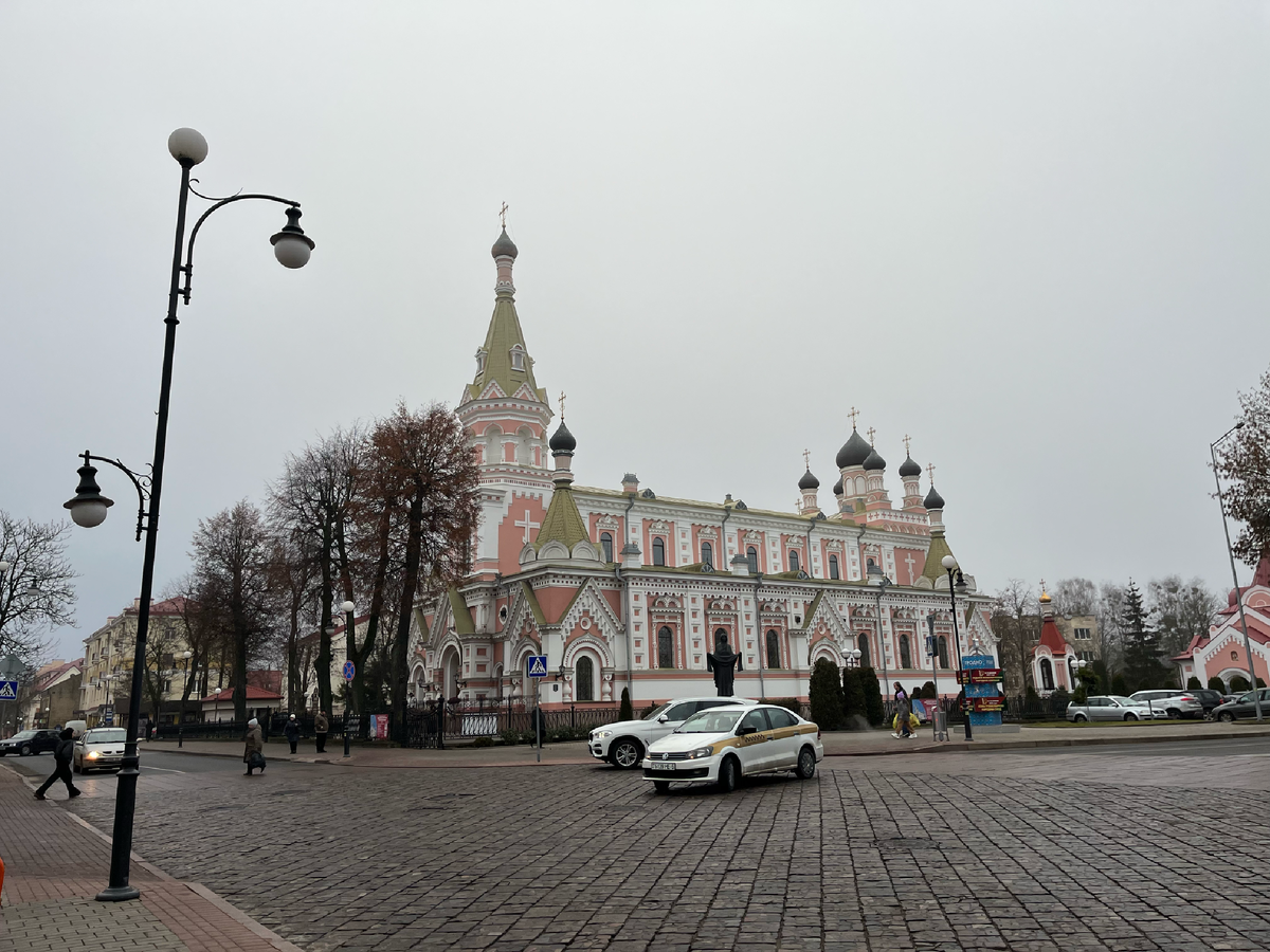 Кафедральный собор Покрова Пресвятой Богородицы. Храм, построенный в 1904–1905 годах в неорусском стиле, был возведен как храм-памятник в честь офицеров и солдат 26-й артиллерийской бригады Гродненского гарнизона, погибших на далекой русско-японской войне.