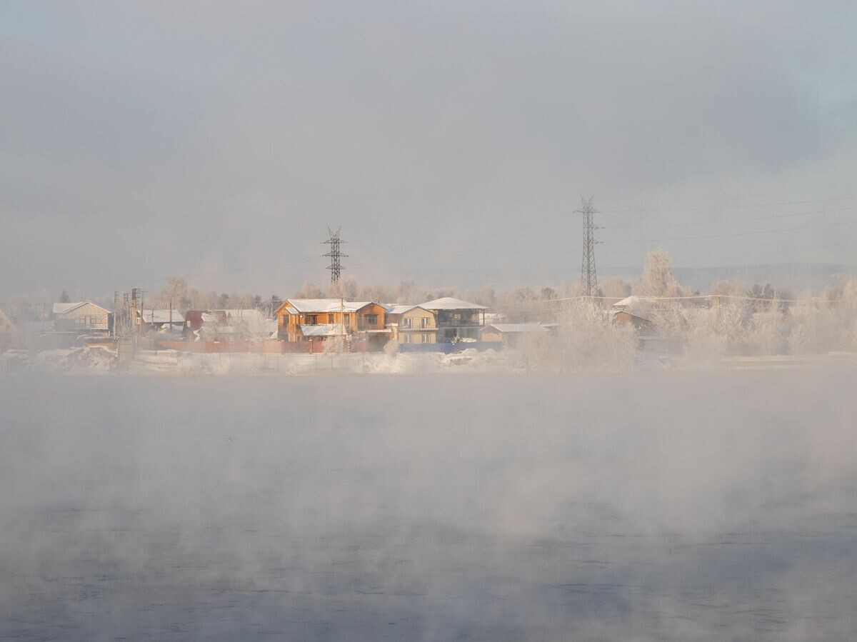    Жилые дома в тумане над рекой Ангара в Иркутске | © РИА Новости / Ирина Алтухова