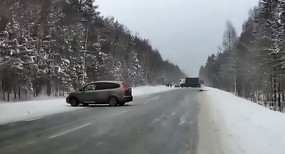 «Ледовое побоище» на Серовском тракте: массовое ДТП с участием спорткара попало на видео